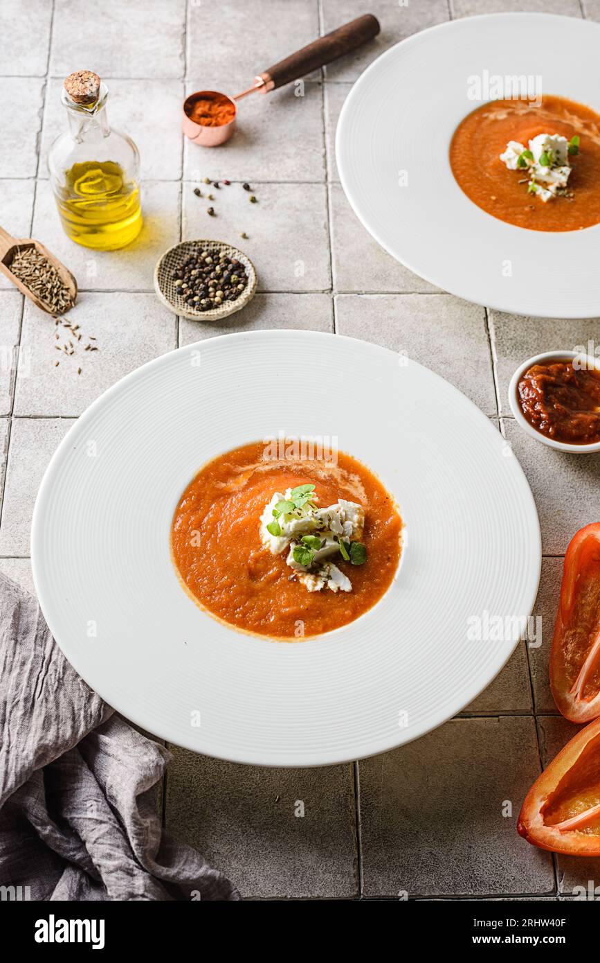 Soupe à la crème de poivrons cuits au four avec paprika et fromage feta grec Banque D'Images