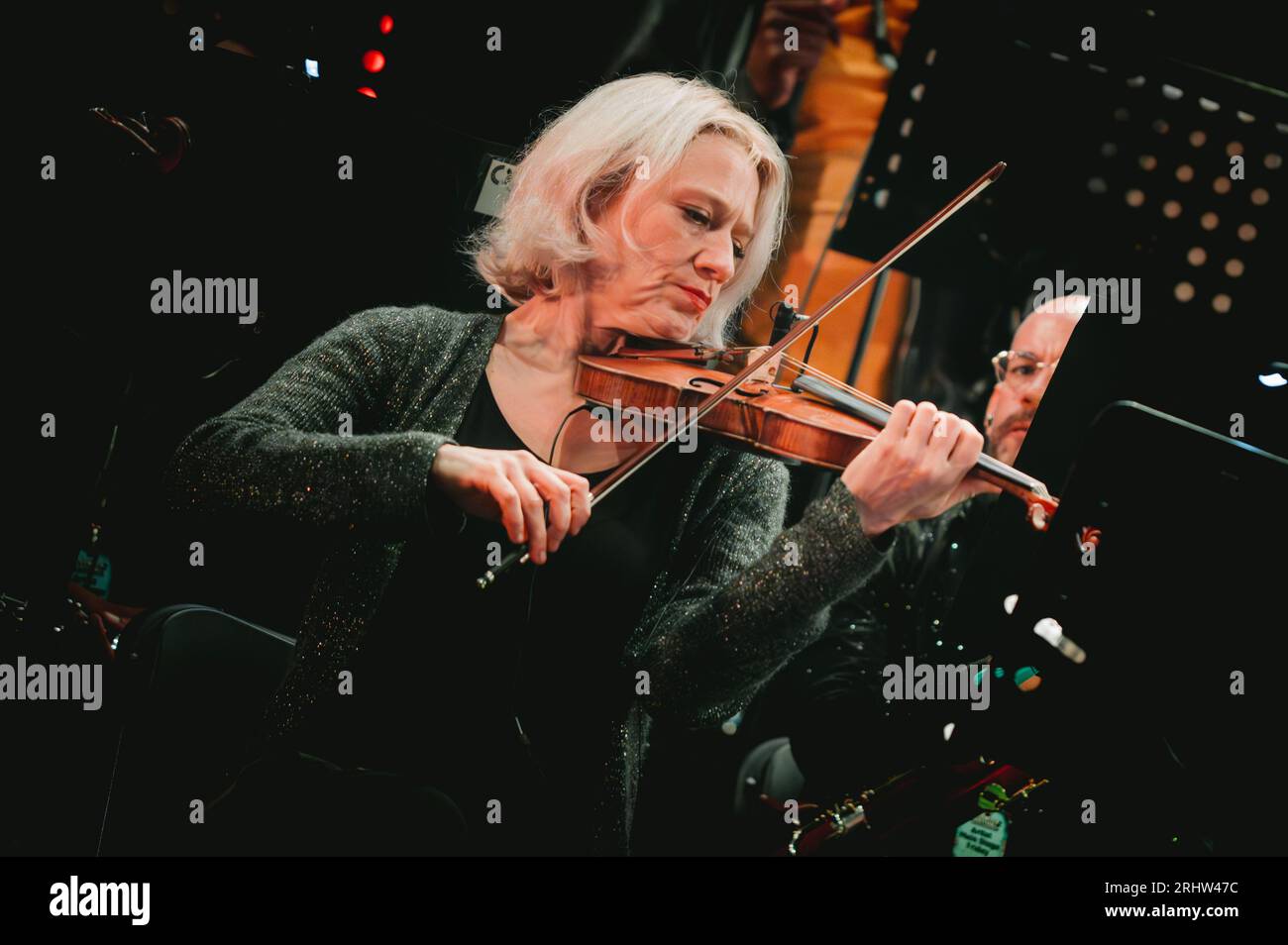 Sedgefield, Royaume-Uni. 18 août 2023. Hacienda Classical, avec Graeme Park, Manchester Camerata et Peter Hook se produisent au Hardwick Festival. Crédit : Thomas Jackson/Alamy Live News Banque D'Images