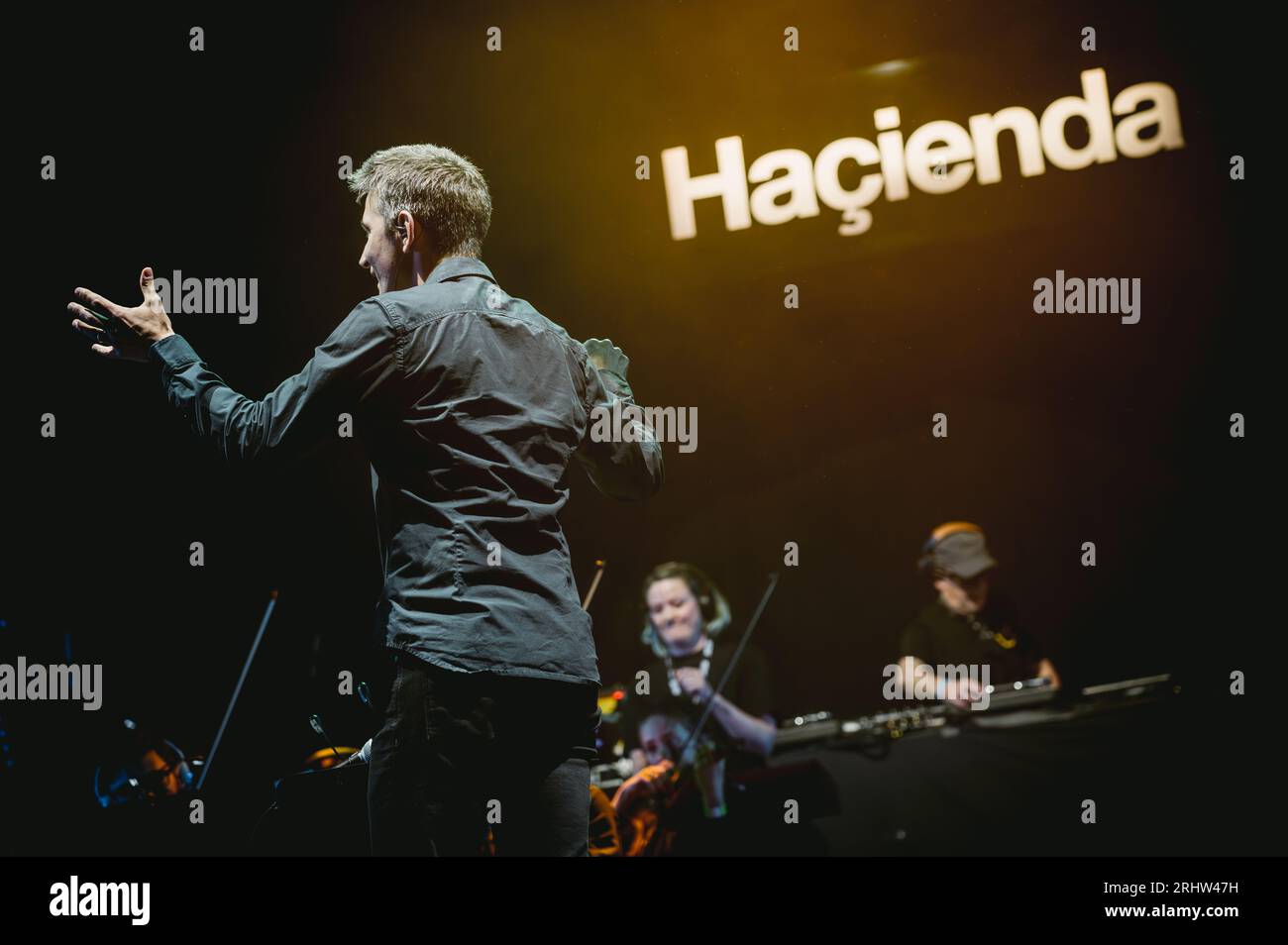Sedgefield, Royaume-Uni. 18 août 2023. Hacienda Classical, avec Graeme Park, Manchester Camerata et Peter Hook se produisent au Hardwick Festival. Crédit : Thomas Jackson/Alamy Live News Banque D'Images