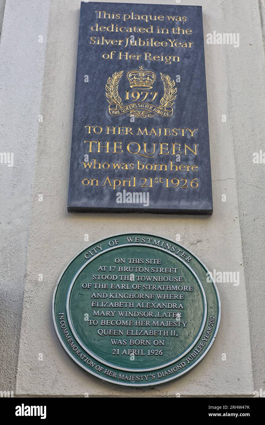 Plaques marquant le lieu de naissance à bruton Street, londres, de la reine monarque britannique elizabeth II , née ici le 21 avril 1926 Banque D'Images