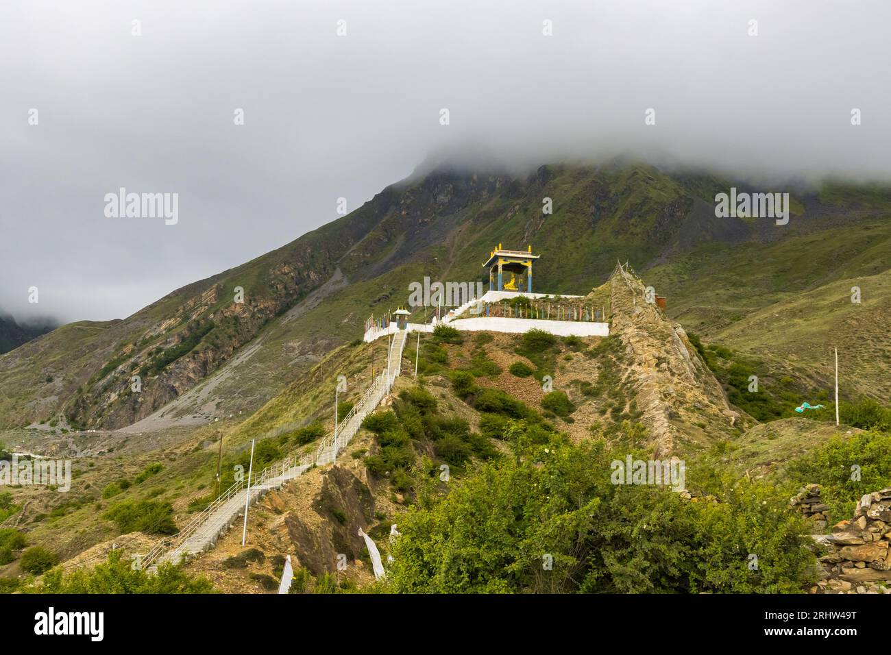 Statue du Bouddha Siddhartha Gautam surplombant le village de Muktinath dans le Haut Mustang, Népal Banque D'Images