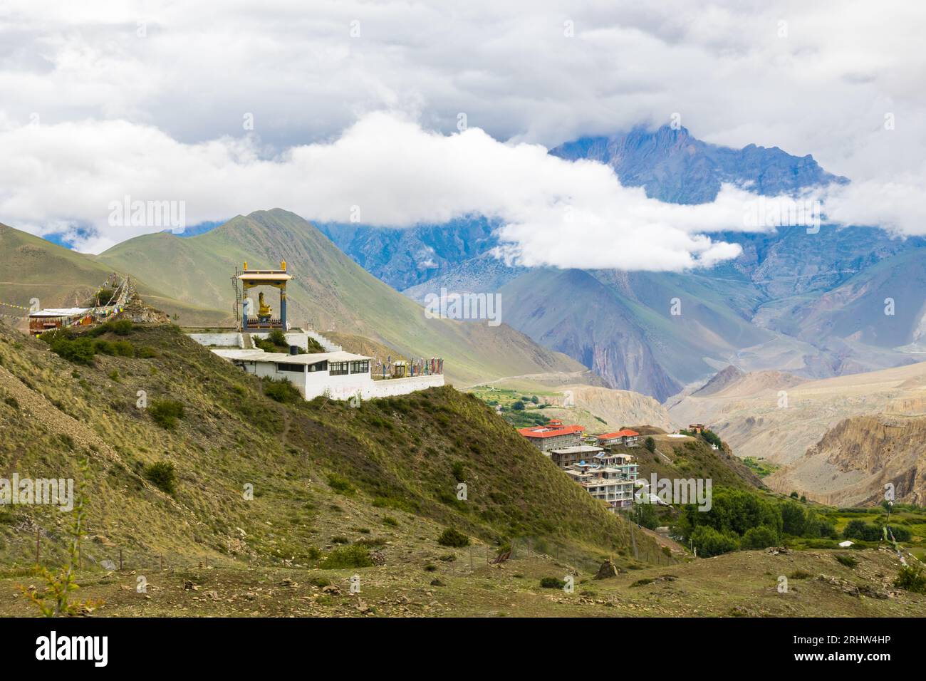 Statue du Bouddha Siddhartha Gautam surplombant le village de Muktinath dans le Haut Mustang, Népal Banque D'Images