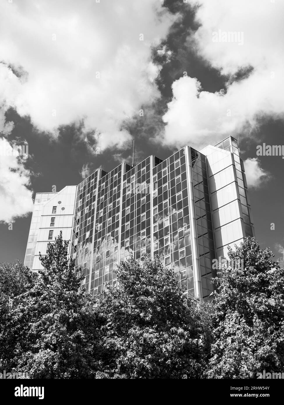 B&W Tower Block, High Rise, Apartment Block, Churchill place, Basingstoke, Hampshire, Angleterre, Royaume-Uni, GB. Banque D'Images