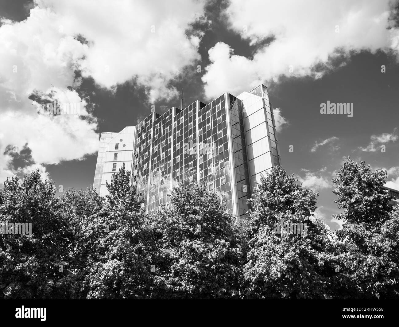 B&W Tower Block, High Rise, Apartment Block, Churchill place, Basingstoke, Hampshire, Angleterre, Royaume-Uni, GB. Banque D'Images