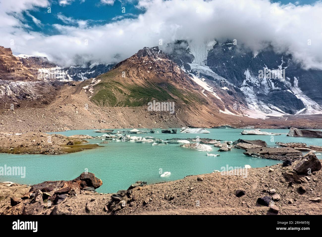 Lac glaciaire iceberg sous le col Lomvilad, vallée de Warwan, chaîne de Pir Panjal, Cachemire, Inde Banque D'Images