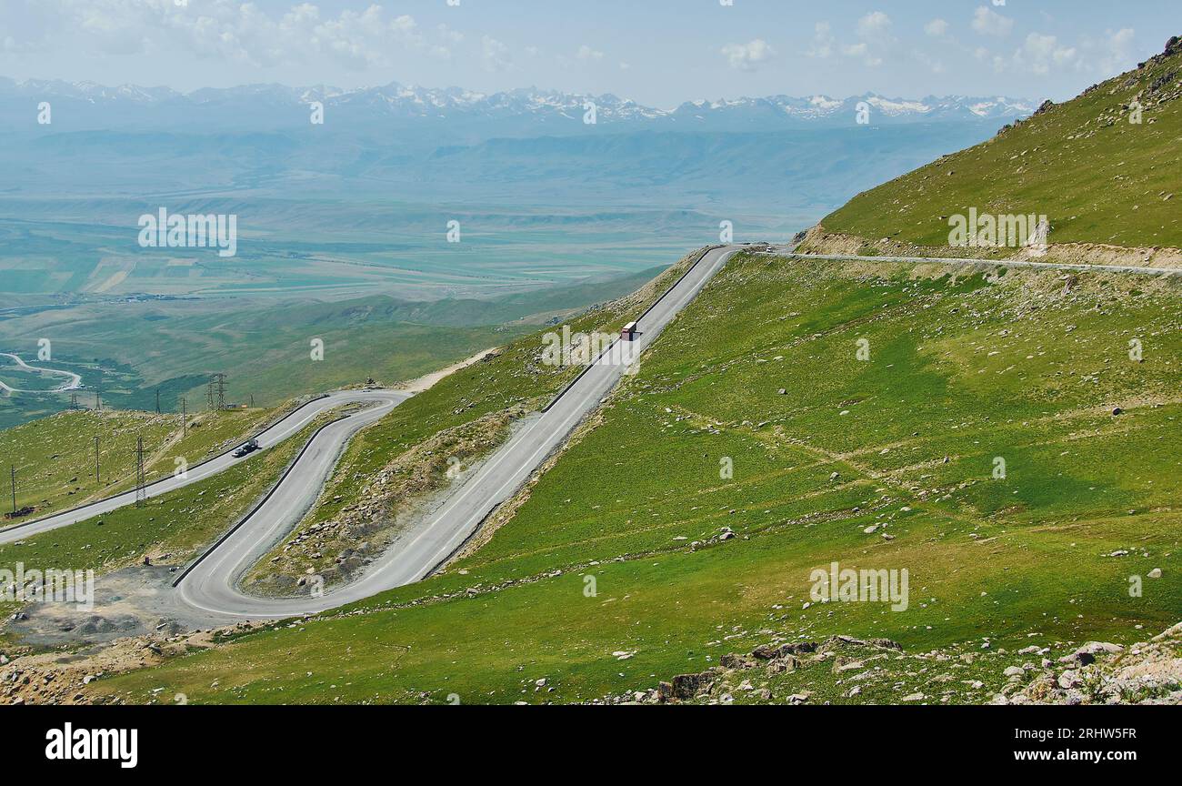 Vallée de Suusamyr, paysage de montagne de Taldyk Pass. Kirghizistan. Banque D'Images
