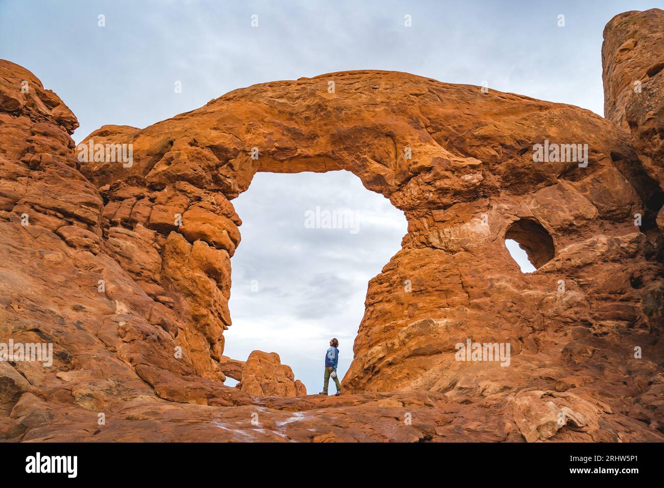 personne debout sous une arche dans le parc national des arches Banque D'Images