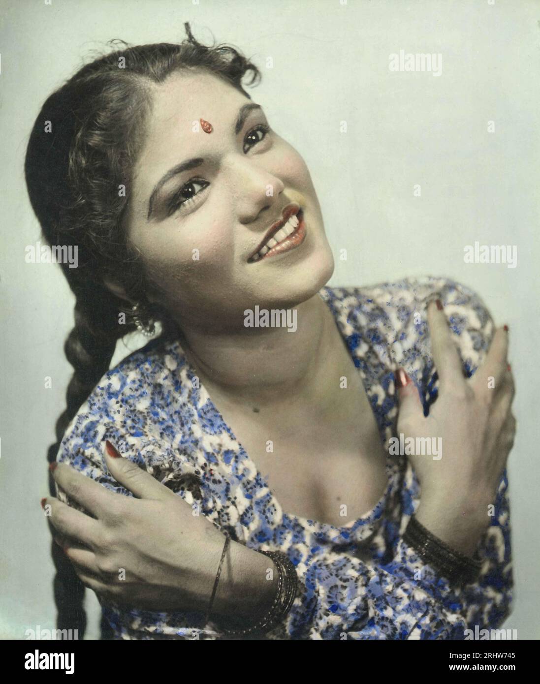 Vieux vintage original noir et blanc des années 1900 impression gélatine argentée portrait coloré à la main Femme indienne Inde des années 1940 Banque D'Images