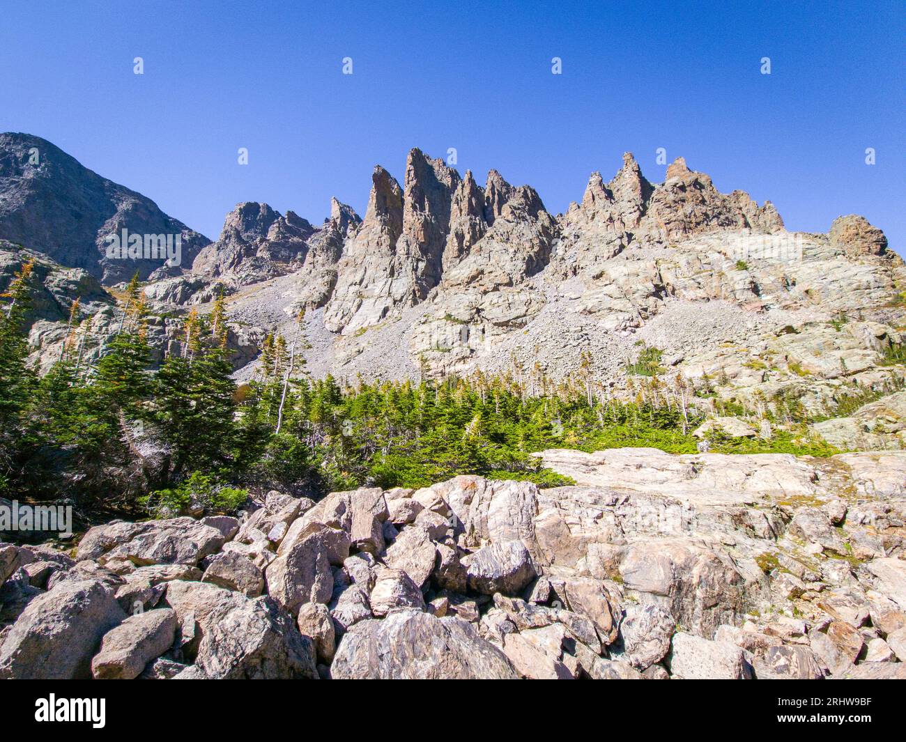 sommets de montagne au lac d'étang de ciel dans les montagnes rocheuses Banque D'Images