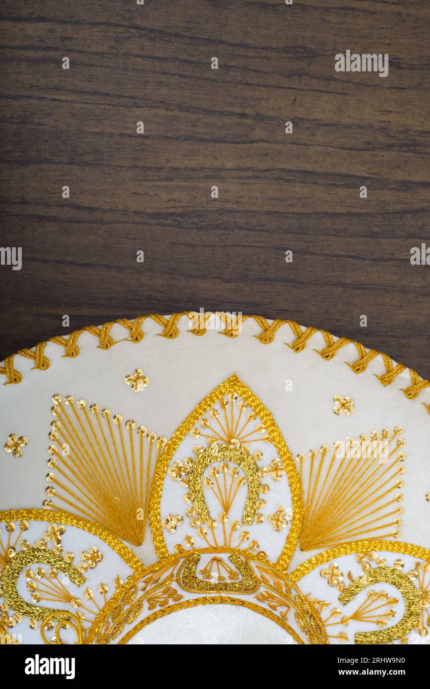 Chapeau de charro mexicain sur une table en bois. Chapeau Mariachi. Sombrero mexicain typique. Banque D'Images