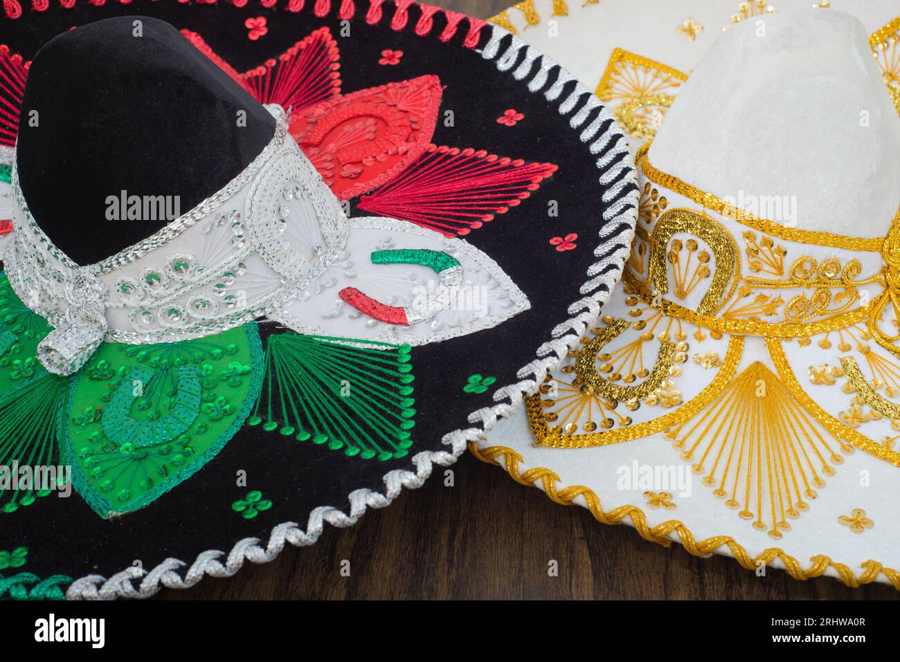 Chapeaux de charro mexicains sur la table en bois. Chapeaux Mariachi. Sombreros mexicains typiques. Banque D'Images