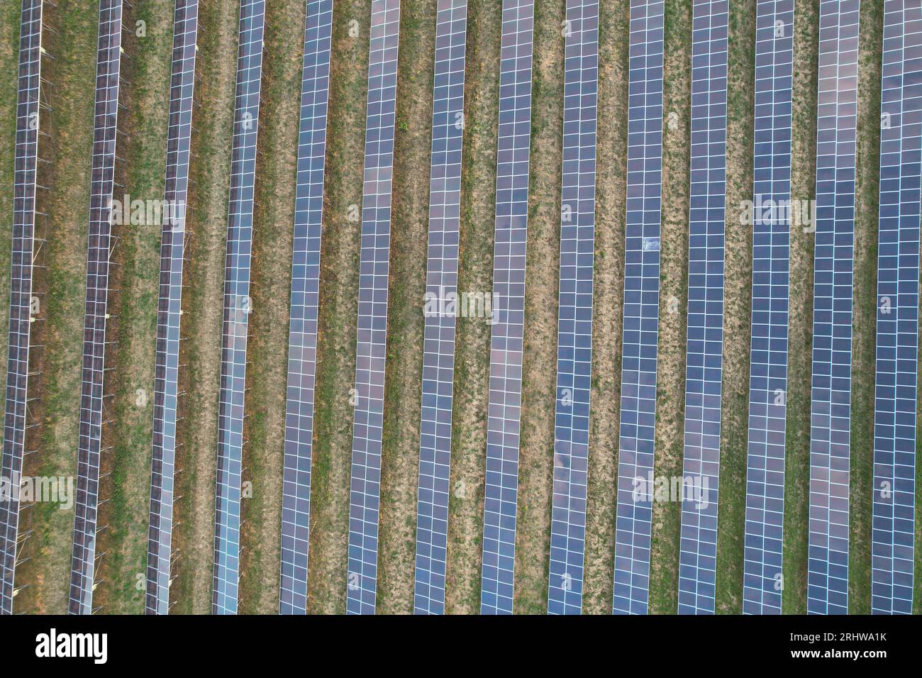 Centrale solaire moderne, panneaux photovoltaïques production d'électricité d'énergie verte, nouvelle centrale électrique, crise énergétique européenne 2022, accord vert, tchèque, aérien Banque D'Images