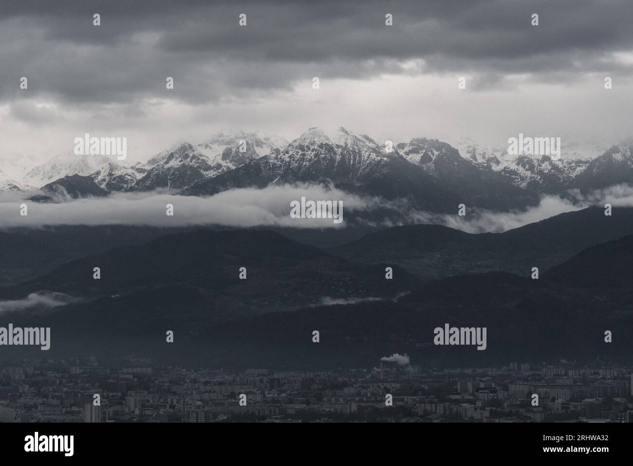 Grenoble ville face aux montagnes des alpes par mauvais temps Banque D'Images