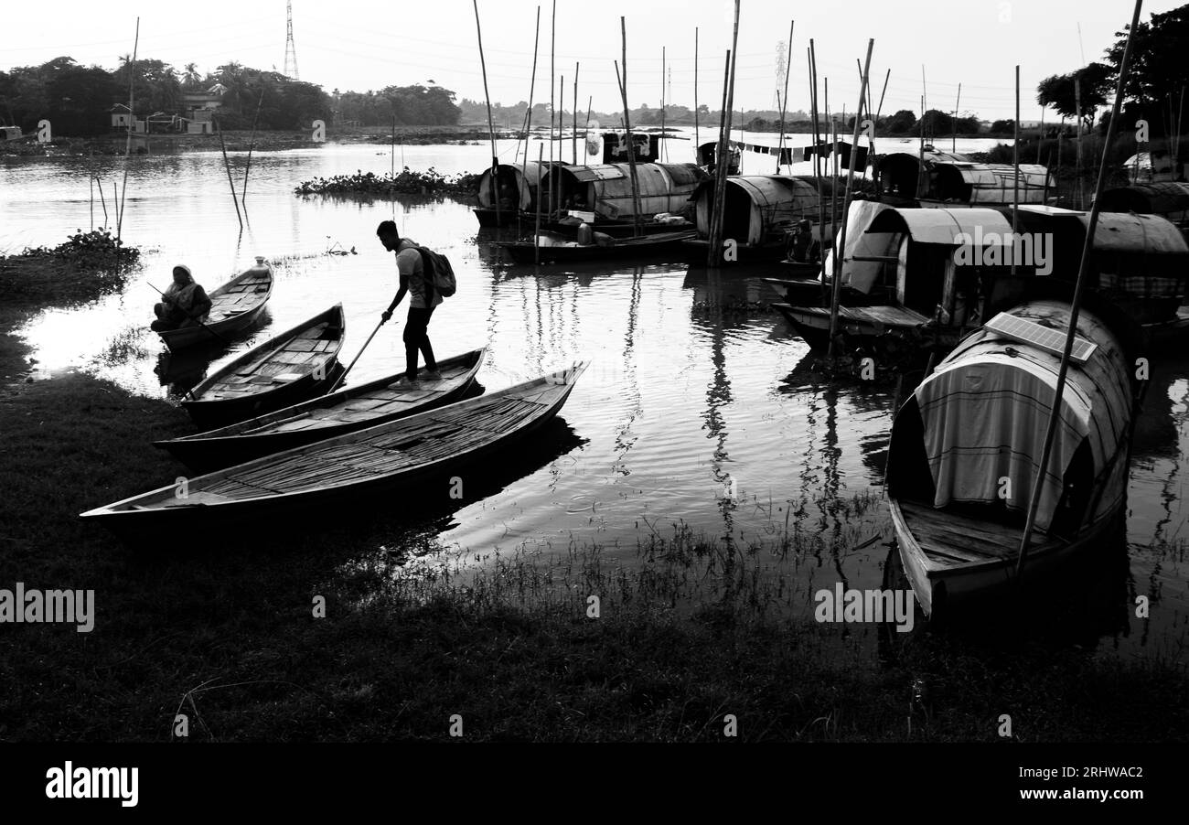 Le mode de vie flottant nomade de la communauté « Bede » Snake Charmers, image capturée le 9 septembre 2022, de Rahitpur, Bangladesh Banque D'Images