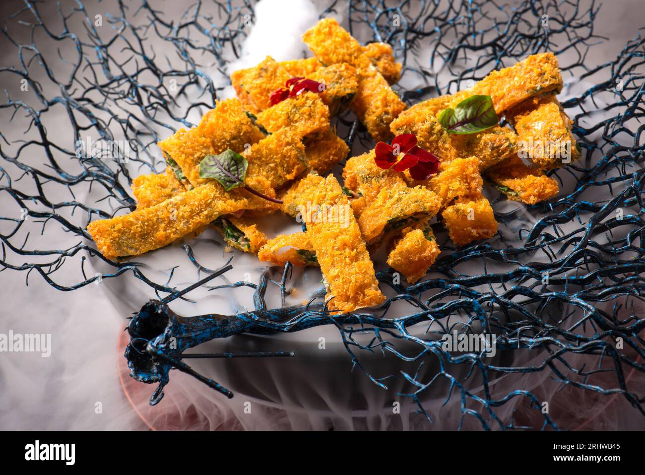 Peaux de tofu frites ou rouleaux de caillé de haricots (yuba) avec ventre de porc à l'intérieur Banque D'Images