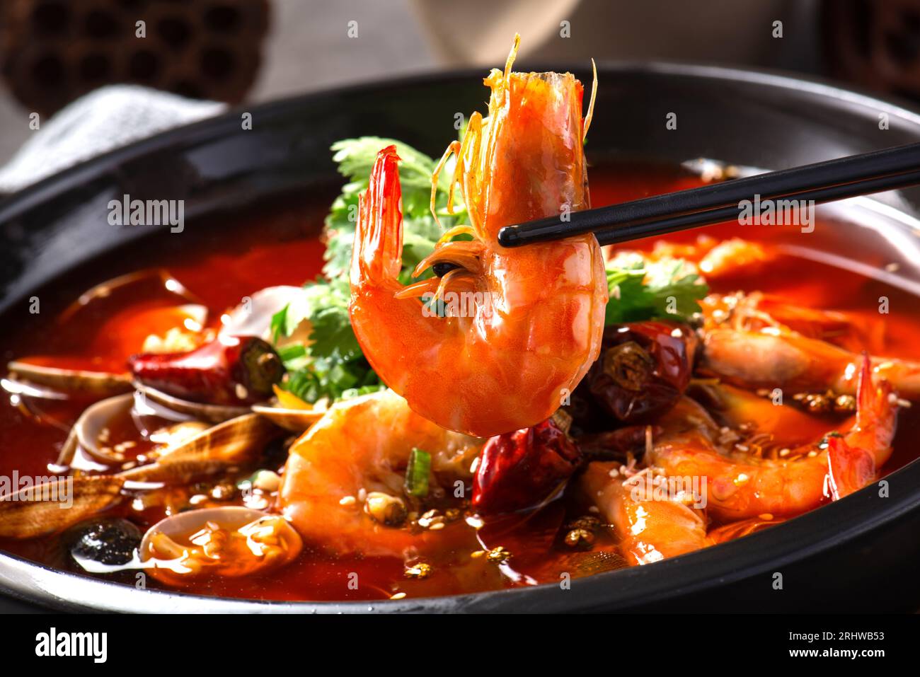 Gros plan d'une cuisine populaire de la province chinoise du Sichuan sang de canard tranché à l'huile de sauce Chili avec viande de déjeuner, tripes et fruits de mer (chinois : Maoxuewang) Banque D'Images