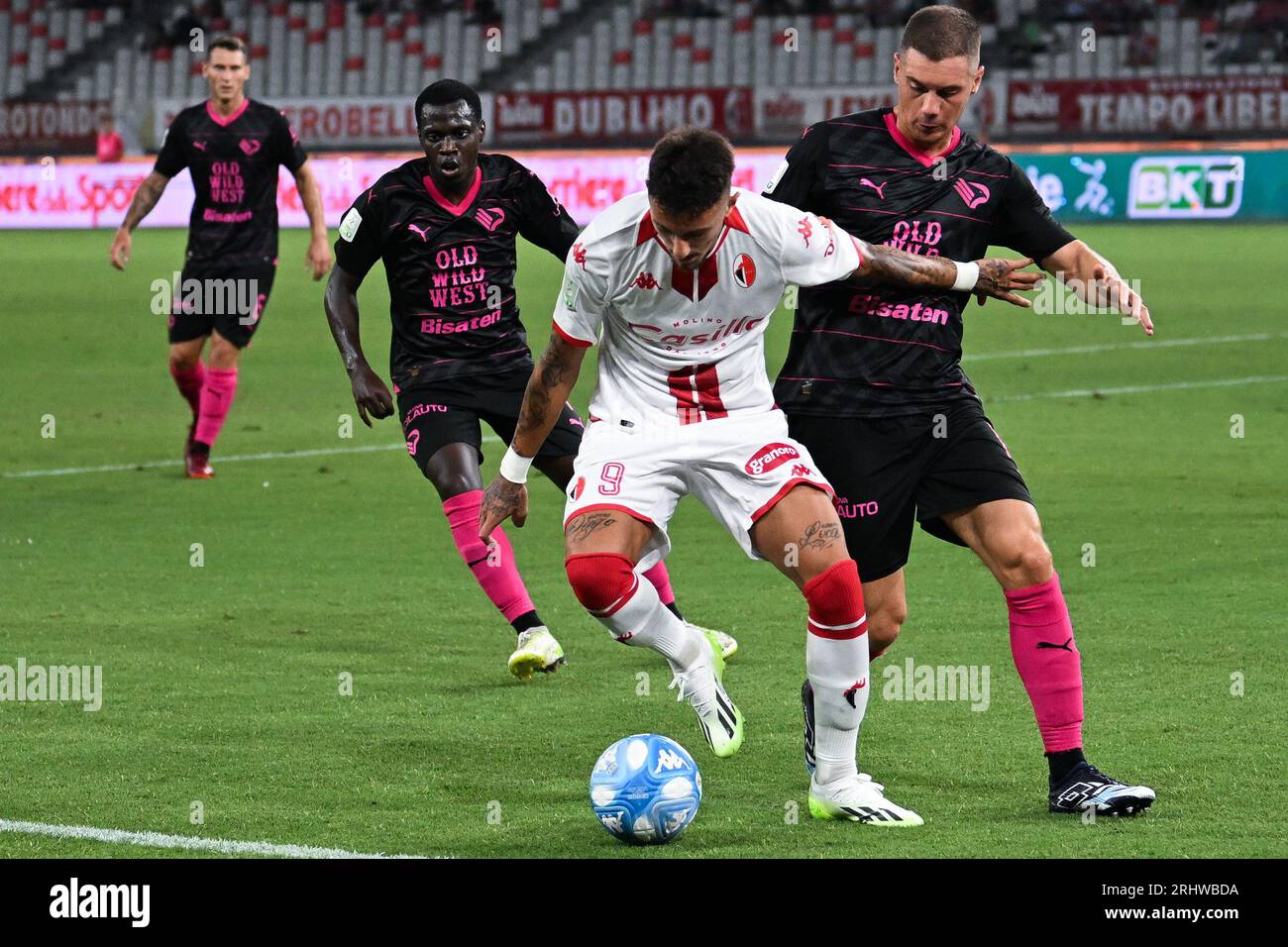 Bari, Italie. 18 août 2023 : Marco Nasti de Bari en action lors du match de Serie B entre Bari et Palerme au stade San Nicola de Bari, Italie. 18 août 2023. (Photo de Nikola Krstic/Alamy) Banque D'Images
