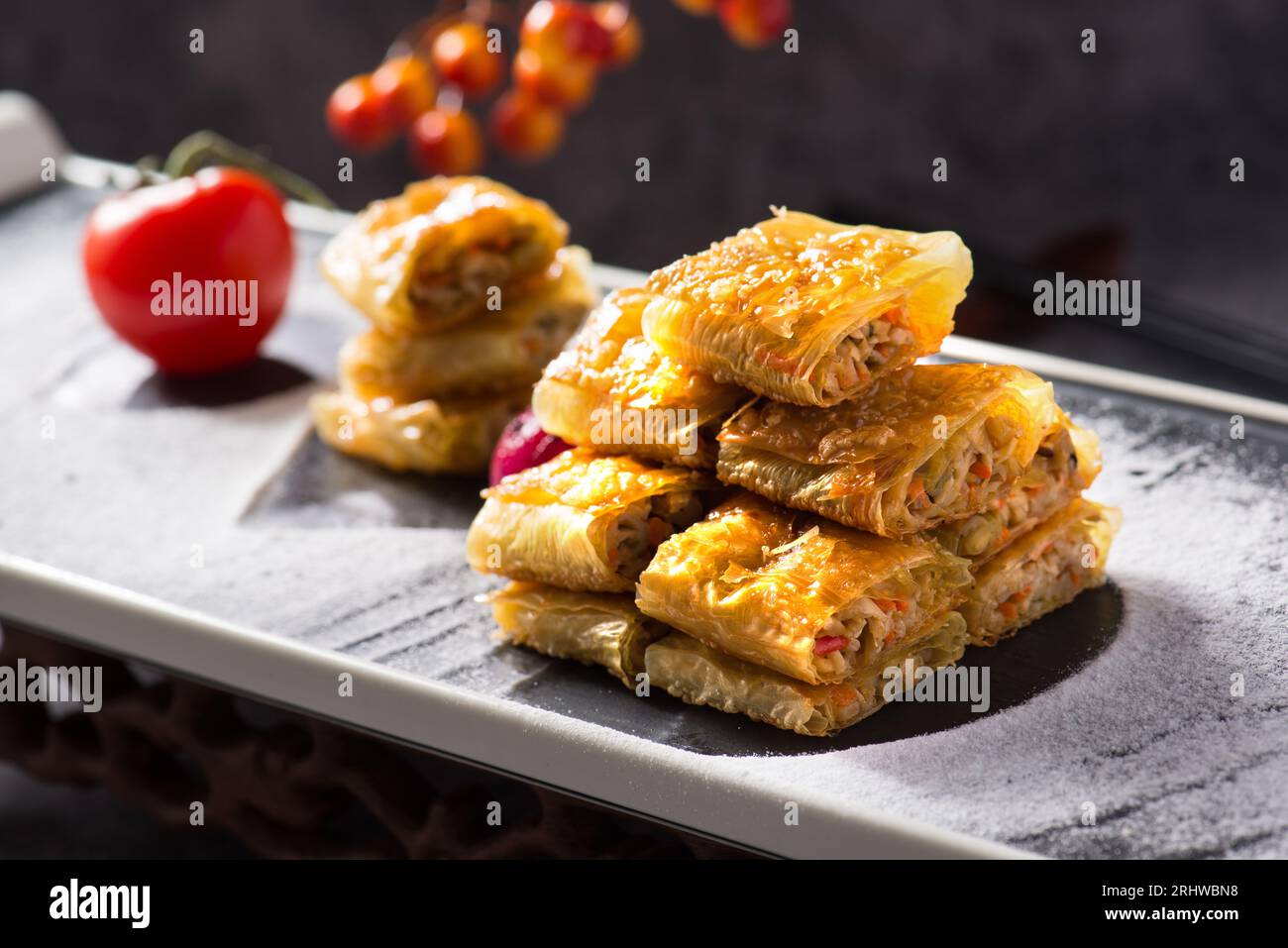 Cuisine chinoise traditionnelle, Goose rôtie végétalienne de style Hangzhou。Recettes végétariennes classiques - tofu Skin Rolls Recipe aka Vegetarian Goose Banque D'Images