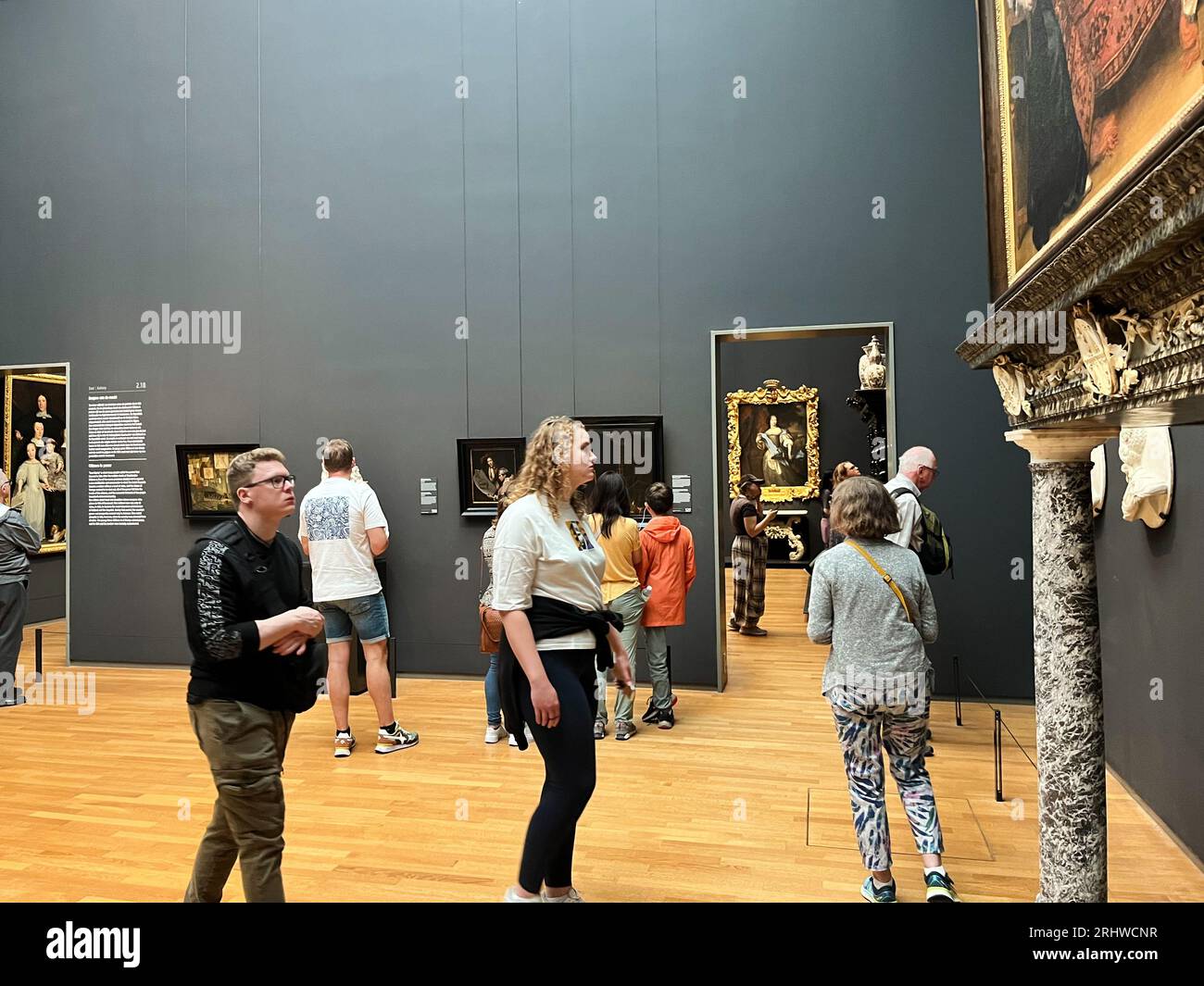 Amsterdam, pays-Bas. 6 août 2023. Les visiteurs admirent l'un des nombreux tableaux du Rijksmuseum à Amsterdam. Photo de haute qualité Banque D'Images