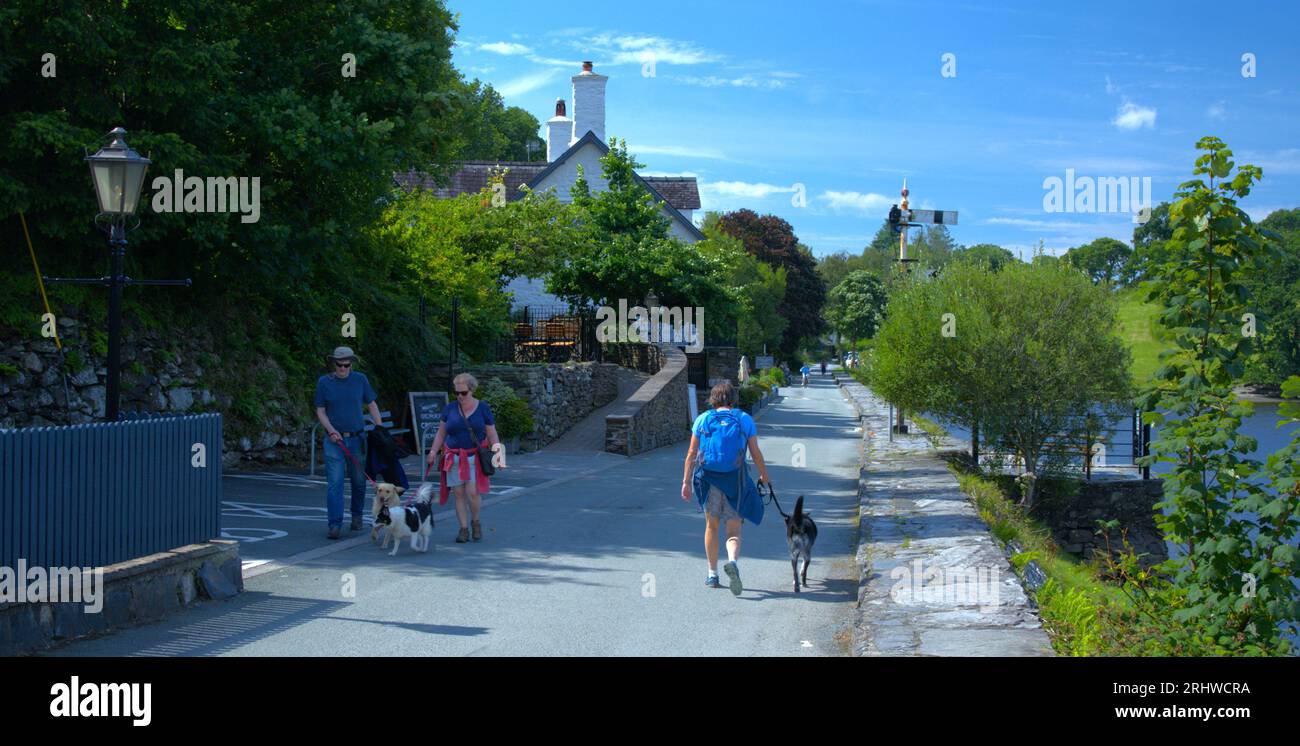 Promeneurs sur le sentier Mawddach à Penmaenpool, Gwynedd PAYS DE GALLES Royaume-Uni Banque D'Images