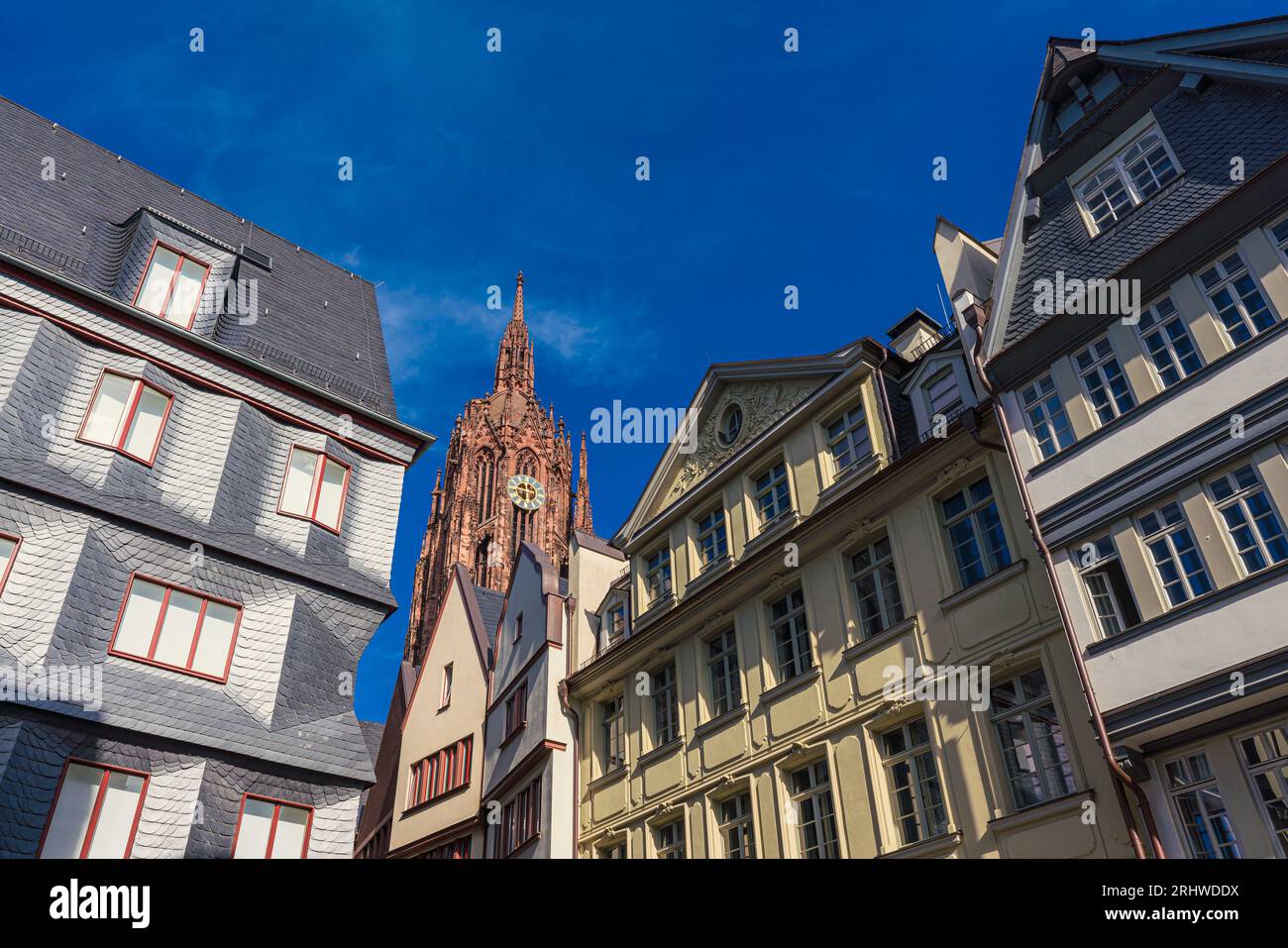 Vue à faible angle des bâtiments pittoresques et de la cathédrale de Francfort Banque D'Images