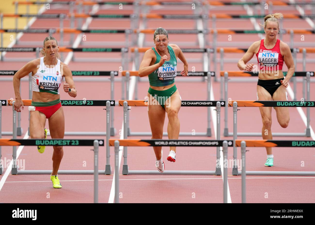 L'irlandaise Kate O'Connor (au centre) en action lors de l'Heptathlon