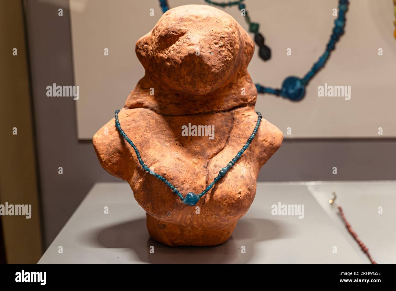 Un gros plan d'un collier exquis de perles bleues anciennes du Keeladi Banque D'Images