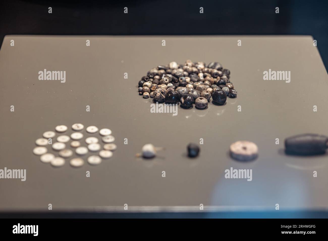 Cette image montre un ensemble de perles en améthyste du musée Keeladi Banque D'Images