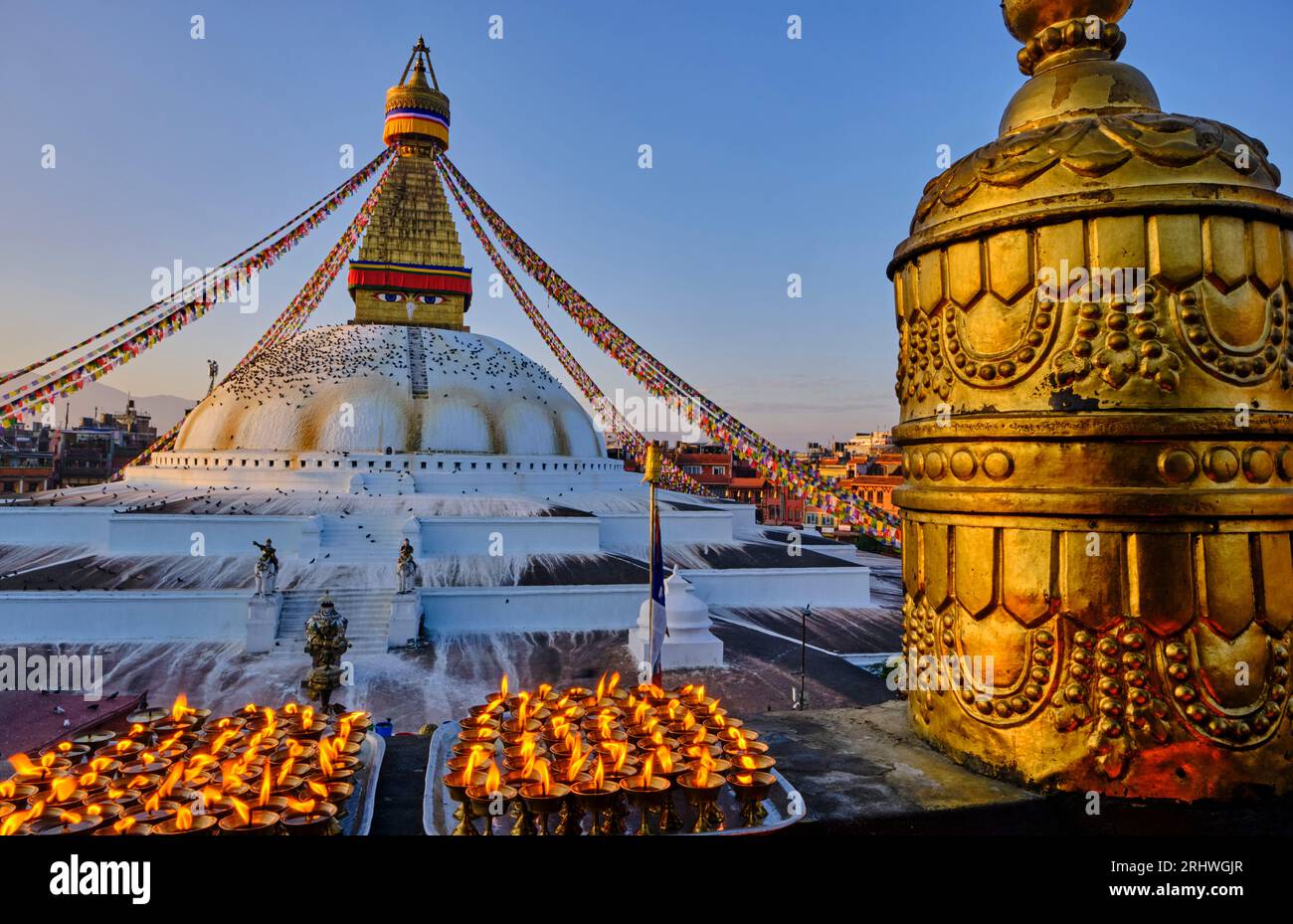 Népal, vallée de Katmandou, stupa bouddhiste de Bodnath, lampes au beurre Banque D'Images