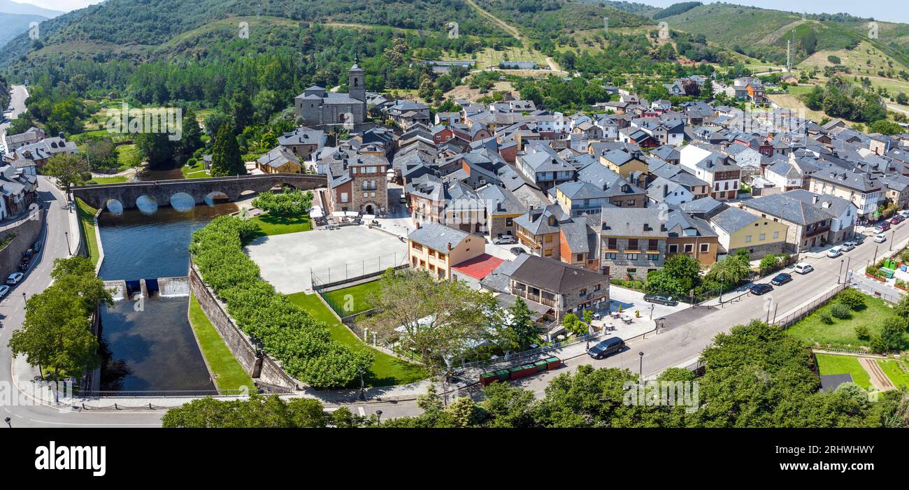 Vue panoramique aérienne de Molinaseca dans la province de Leon, région d'El Bierzo, déclaré site historique-artistique depuis 1975 et considéré comme l'un des t Banque D'Images