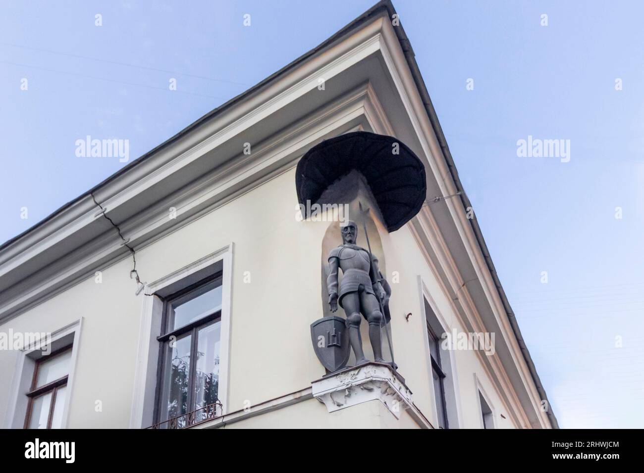 13 juin 2023 Vilnius, Lituanie. Statue de la garde de la ville sur le mur du palais Umiastovsky à Vilnius. Banque D'Images