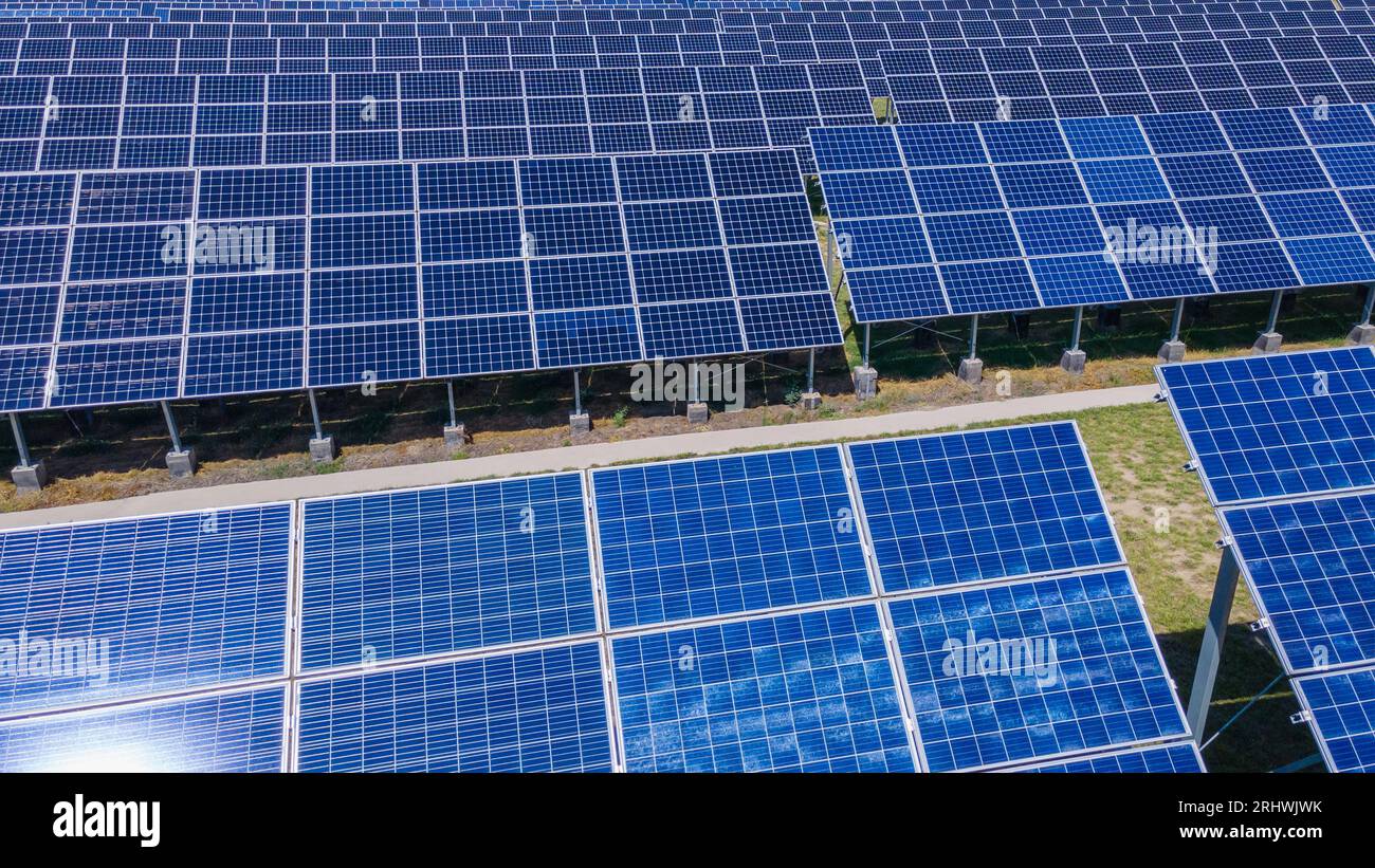 Vieux panneaux photovoltaïques dans une centrale électrique. Énergies renouvelables Banque D'Images