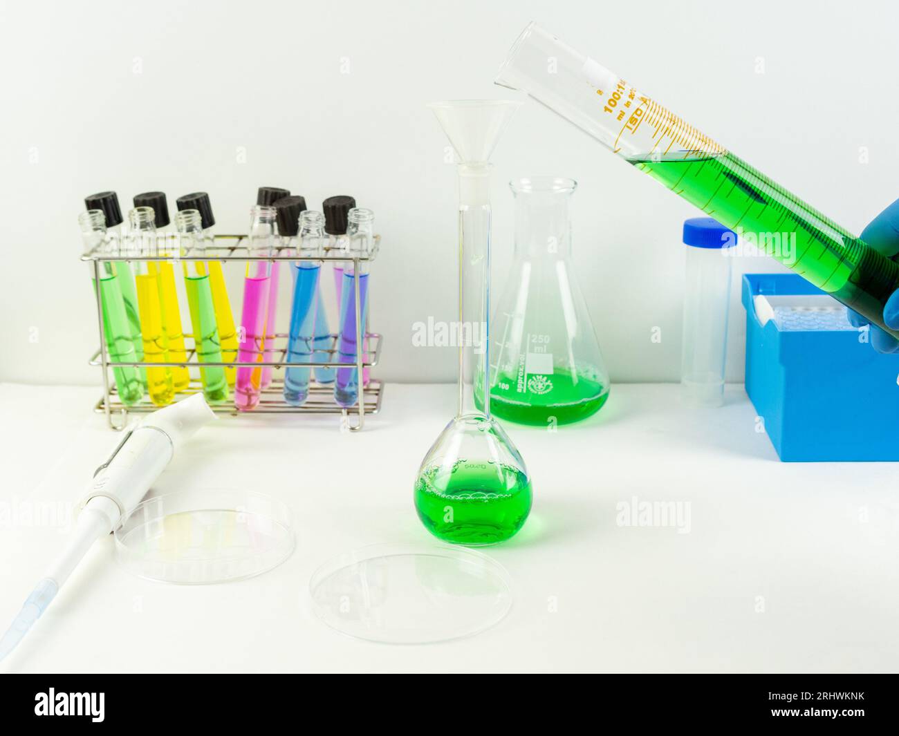 équipement de laboratoire et verrerie exposés Banque D'Images