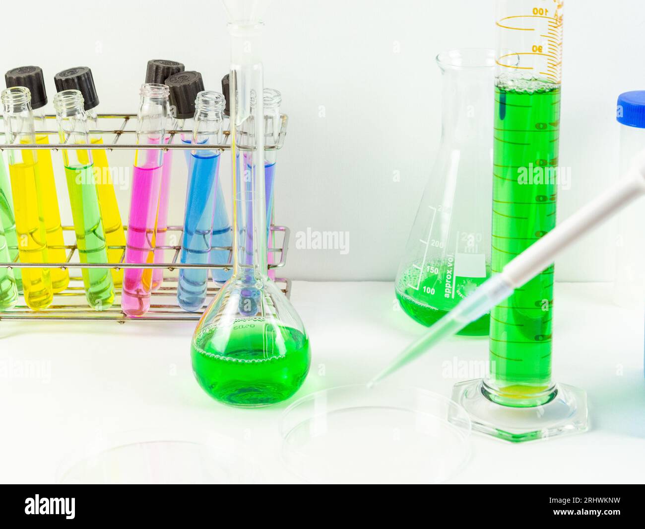 Gros plan d'une boîte de Pétri et d'une pointe de micropipette, équipement de laboratoire et verrerie sur dispaly Banque D'Images