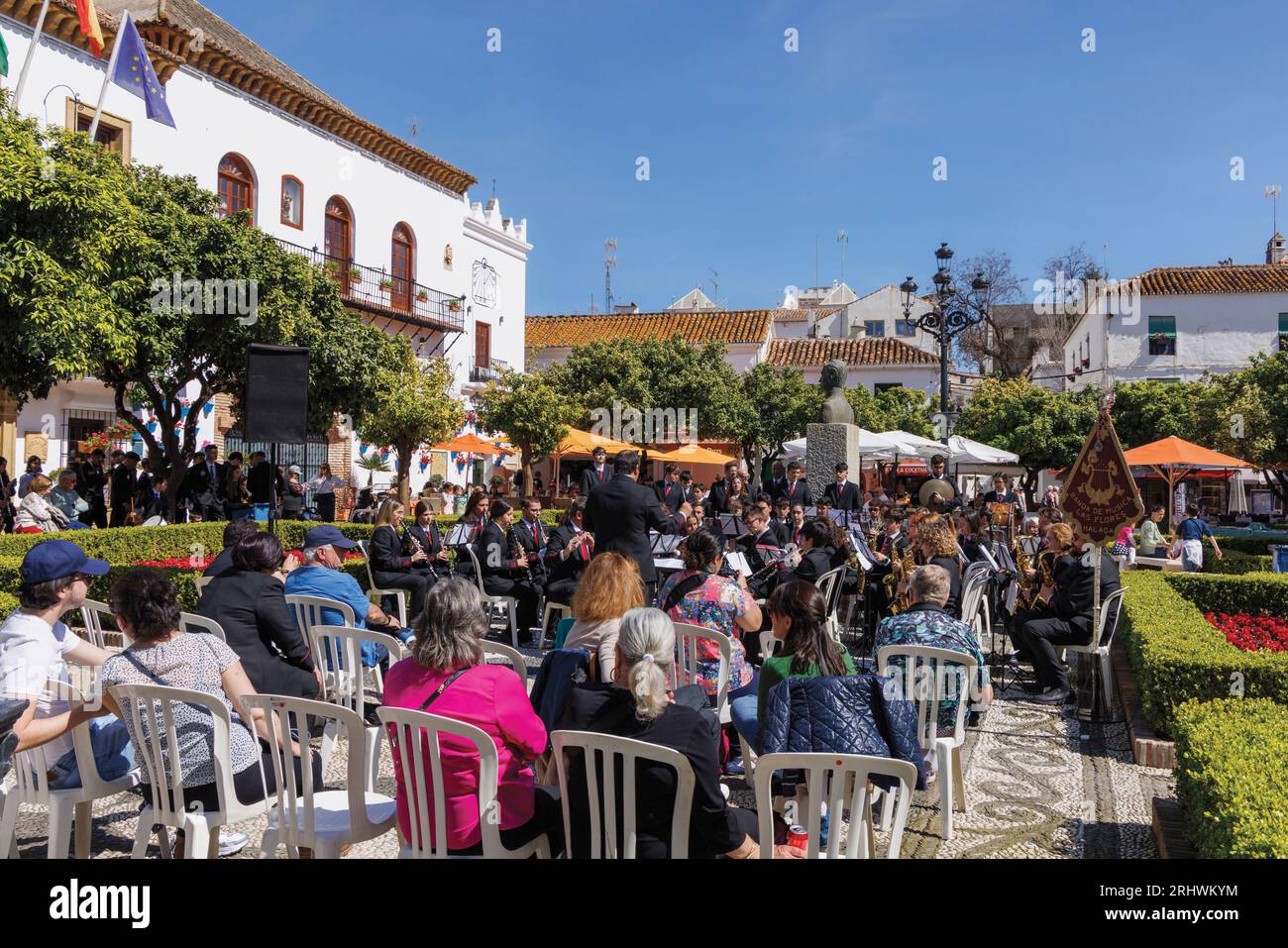 Représentation publique sur la Plaza de los Naranjos, ou place Orange, de la visite de Malaga City Banda de Musica Las Flores. Marbella, Costa del sol, M Banque D'Images