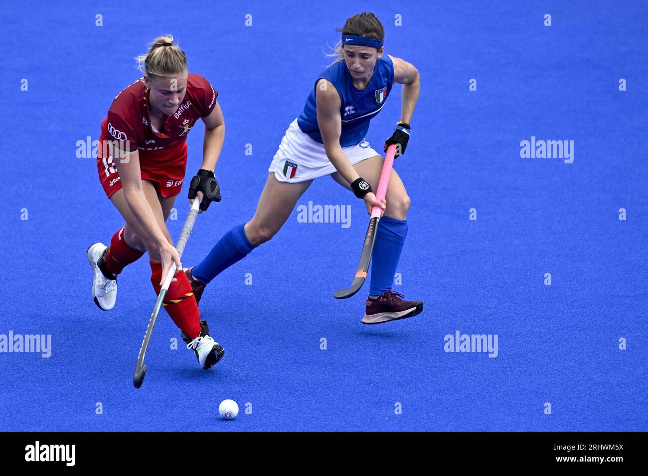 Monchengladbach, Allemagne. 19 août 2023. La Belge Alix Gerniers photographiée en action lors d'un match de hockey entre l'équipe nationale belge de hockey féminin Red Panthers et l'Italie, samedi 19 août 2023 à Monchengladbach, en Allemagne, match 1/3 dans la poule des championnats d'Europe de hockey féminin. Les championnats EuroHockey 2023 ont lieu du 18 au 27 août 2023. BELGA PHOTO DIRK WAEM crédit : Belga News Agency/Alamy Live News Banque D'Images