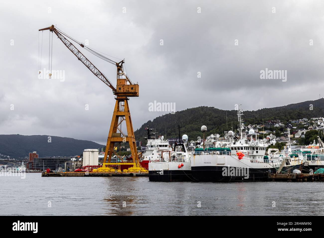 Navires de pêche Rostnesvag (Røstnesvåg), Prowess et Munin à l'ancien chantier naval BMV à Laksevaag, près du port de Bergen, Norvège. Banque D'Images