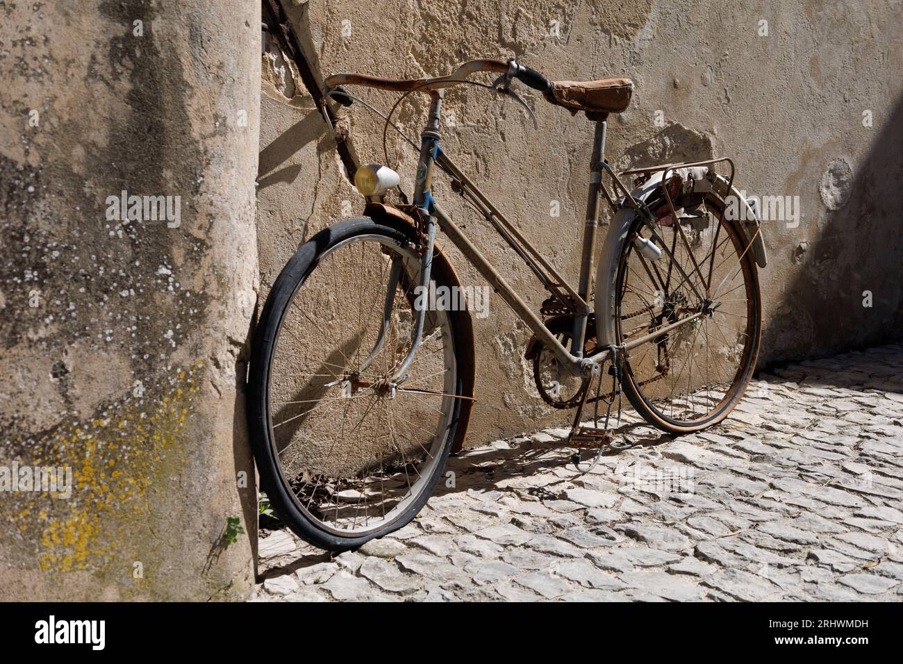 Vieux vélo en décomposition avec pneus à plat à Ménerbes, Provence, France Banque D'Images