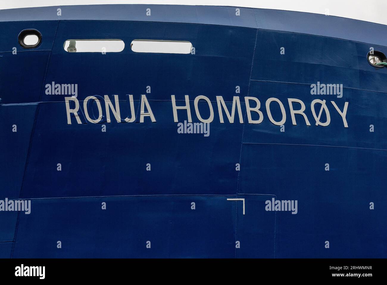 Le porte-poissons Ronja Homboroy (Homborøy) à quai dans le port de Bergen, Norvège. Un jour sombre et pluvieux Banque D'Images