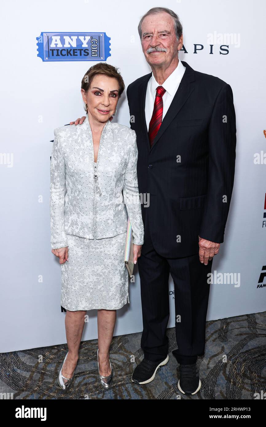 Beverly Hills, États-Unis. 18 août 2023. BEVERLY HILLS, LOS ANGELES, CALIFORNIE, États-Unis - 18 AOÛT : Marta Sahagun et Vicente Fox Quesada arrivent au 23e gala annuel de la Fondation Harold et Carole Pump qui se tient à l'hôtel Beverly Hilton le 18 août 2023 à Beverly Hills, Los Angeles, Californie, États-Unis. (Photo de Xavier Collin/image Press Agency) crédit : image Press Agency/Alamy Live News Banque D'Images