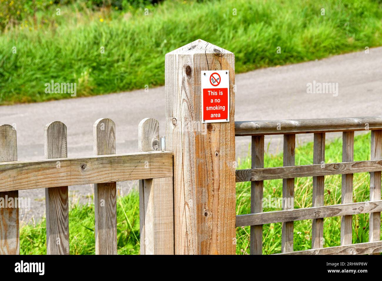 Panneau interdit de fumer sur un poteau en bois dans un parc public. Personne. Banque D'Images