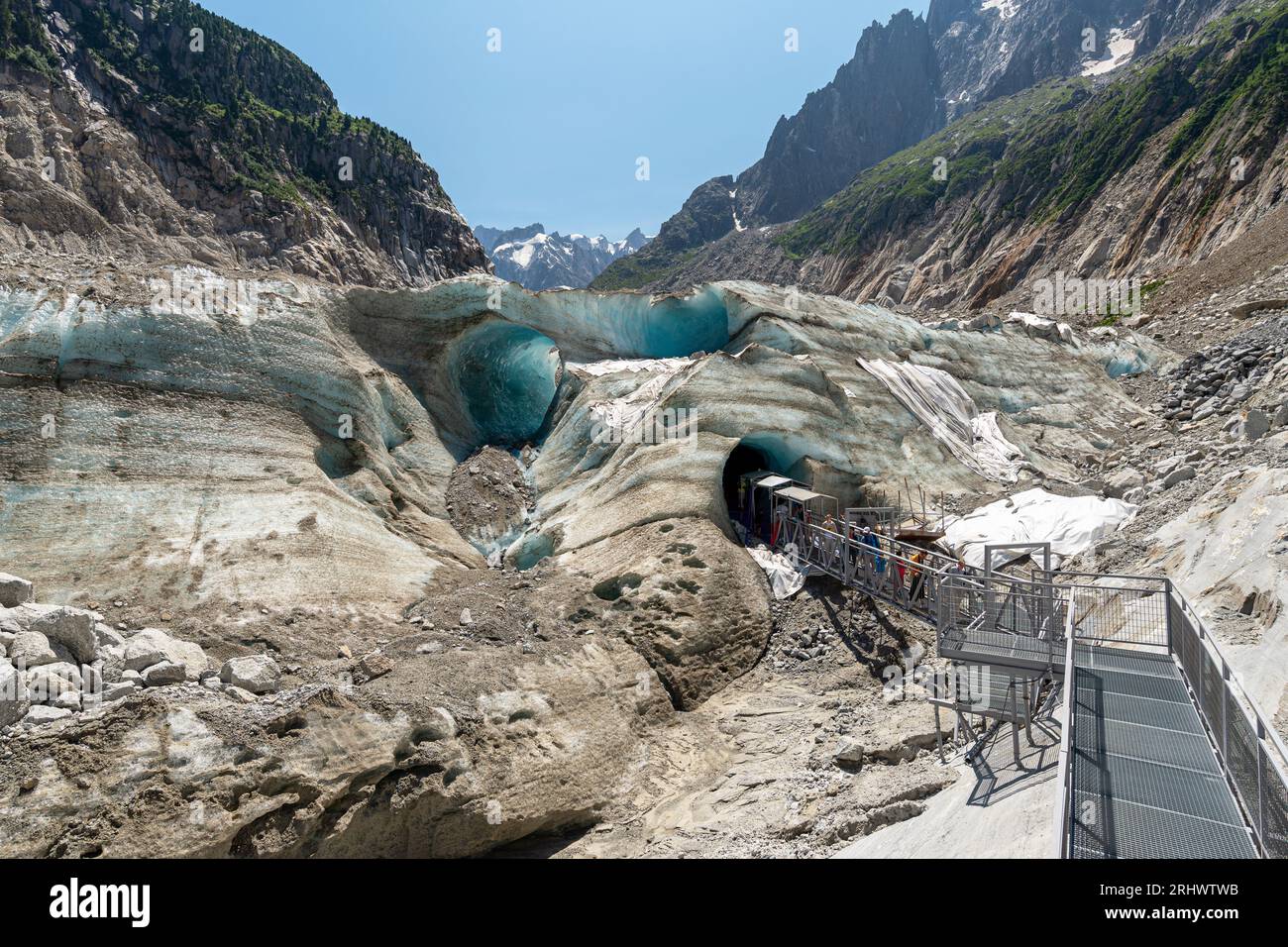 Les touristes visitant la Grotte de glace creusé dans la Mer de glace (« Mer de glace »), un glacier de vallée situé sur les pentes nord du massif du Mont blanc. Banque D'Images