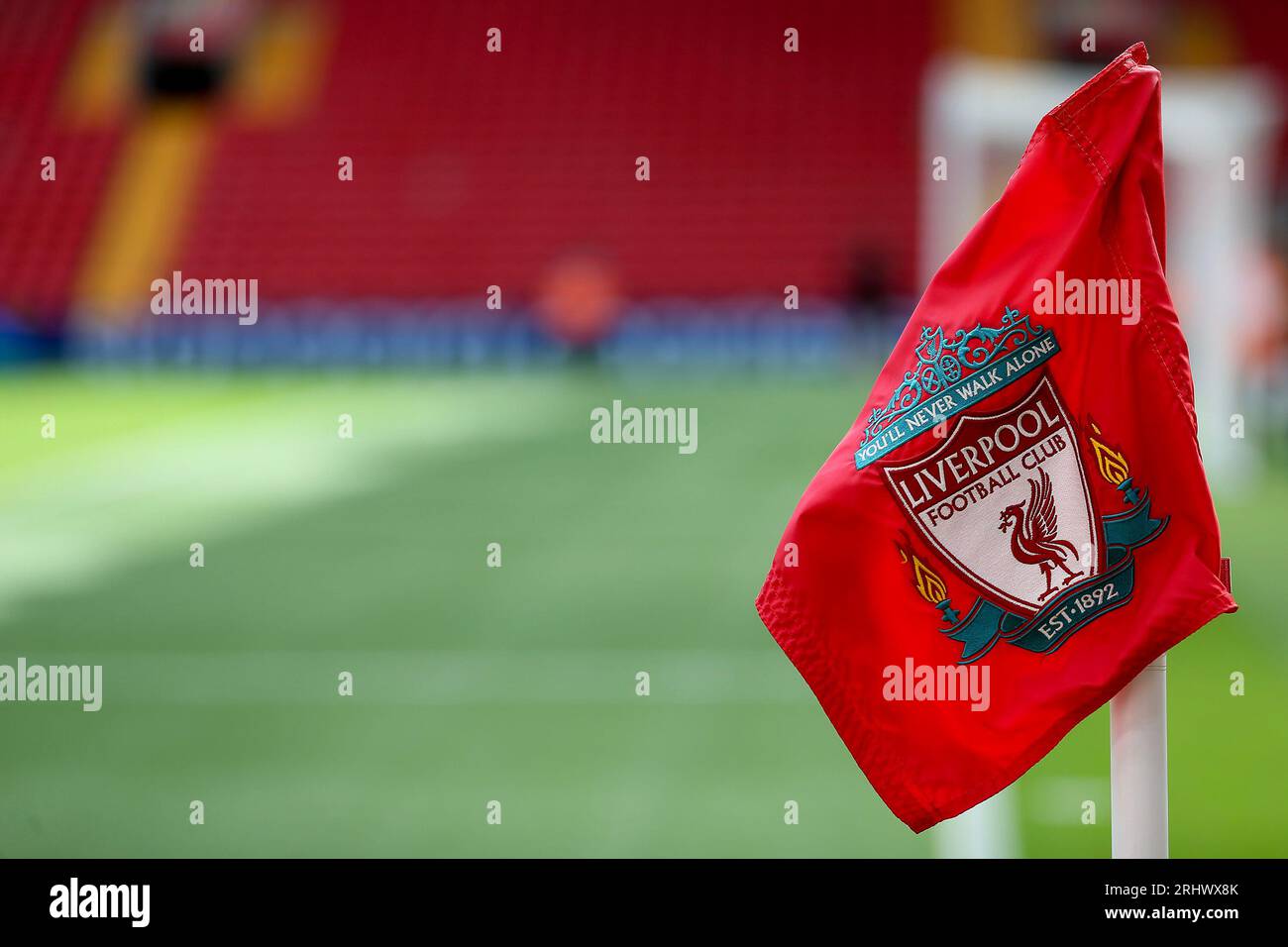 Liverpool, Royaume-Uni. 19 août 2023. Le drapeau du coin Liverpool FC. Match de Premier League, Liverpool contre AFC Bournemouth à Anfield à Liverpool le samedi 19 août 2023. Cette image ne peut être utilisée qu'à des fins éditoriales. Usage éditorial uniquement, licence requise pour un usage commercial. Aucune utilisation dans les Paris, les jeux ou les publications d'un seul club/ligue/joueur. photo de Chris Stading/Andrew Orchard photographie sportive/Alamy Live News crédit : Andrew Orchard photographie sportive/Alamy Live News Banque D'Images