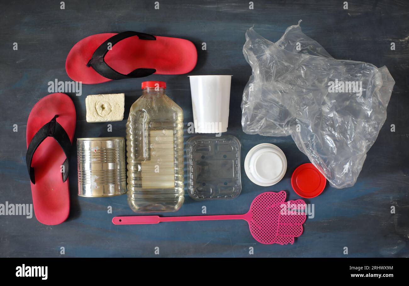 Déchets plastiques, matériaux de recyclage, plastiques, matériaux synthétiques, étain, métaux.pollution de l'environnement, des océans et des rivières. Banque D'Images