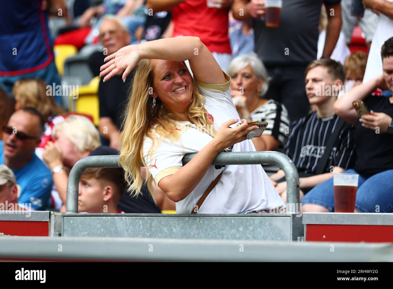 Duesseldorf, Allemagne, 19.08.2023. Fortuna Duesseldorf vs SC Paderborn 07, football, 2. Bundesliga, 3. Journée, saison 2023/2024. DUESSELDORF FANS (FORTUNA DUESSELDORF) LA RÉGLEMENTATION DFL INTERDIT TOUTE UTILISATION DE PHOTOGRAPHIES COMME SÉQUENCES D'IMAGES ET/OU QUASI-VIDÉO. Crédit : newsNRW / Alamy Live News Banque D'Images