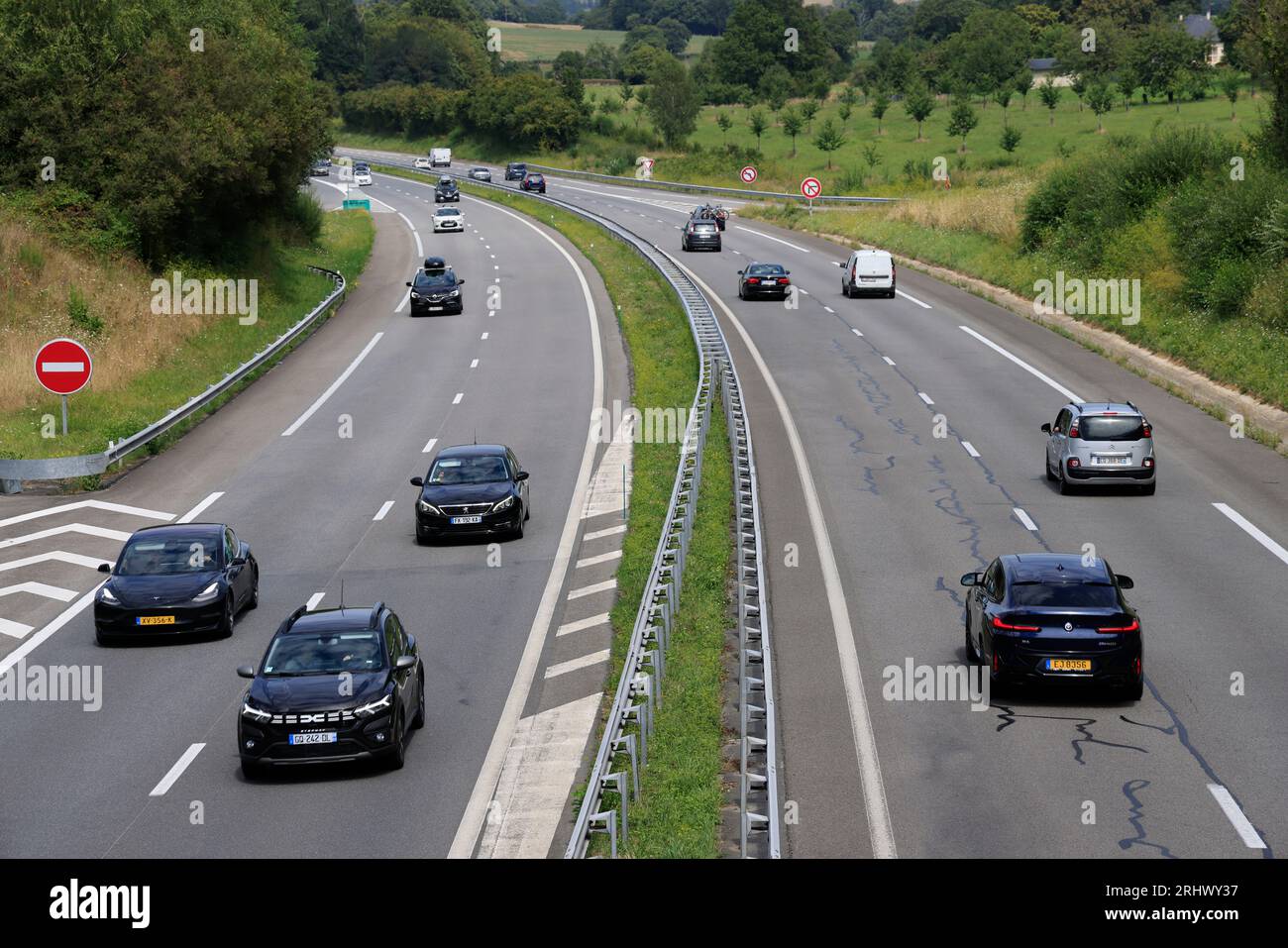Circulation automobile, consommation de carburants et réchauffage climatique. Autoroute A20 dans la campagne du Limousin. Corrèze, Limousin, France, Banque D'Images