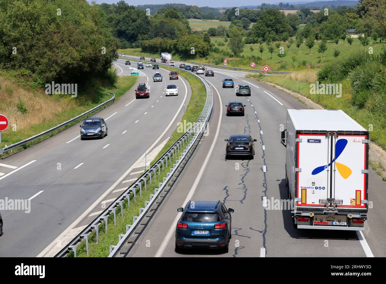 Circulation automobile, consommation de carburants et réchauffage climatique. Autoroute A20 dans la campagne du Limousin. Corrèze, Limousin, France, Banque D'Images