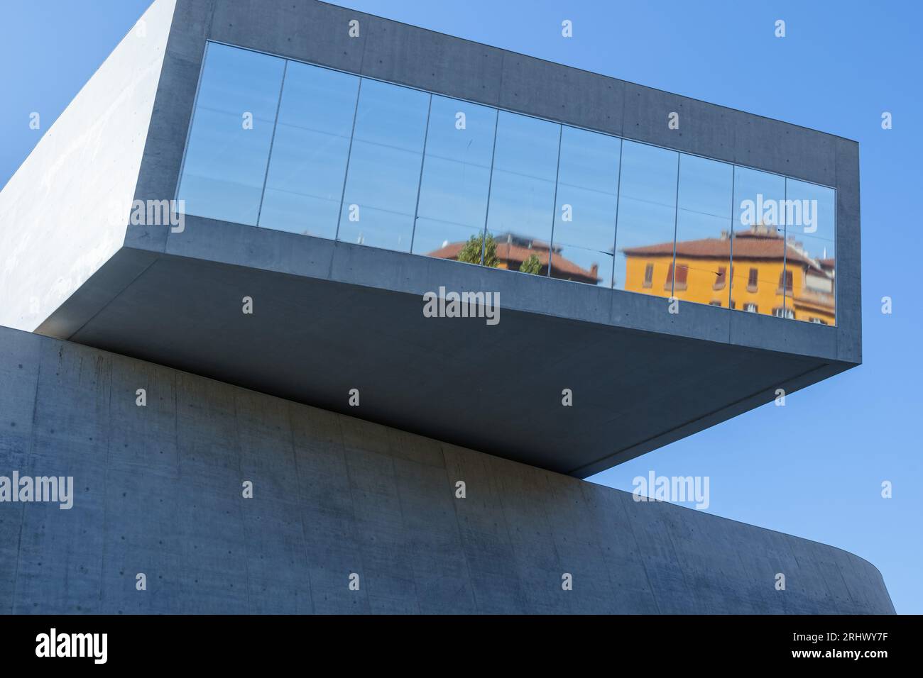 MAXXI musée d'art du XXI siècle emplacement dans le centre de Rome, Italie reflet dans la fenêtre de verre sur un bâtiment moderne à Rome. Banque D'Images
