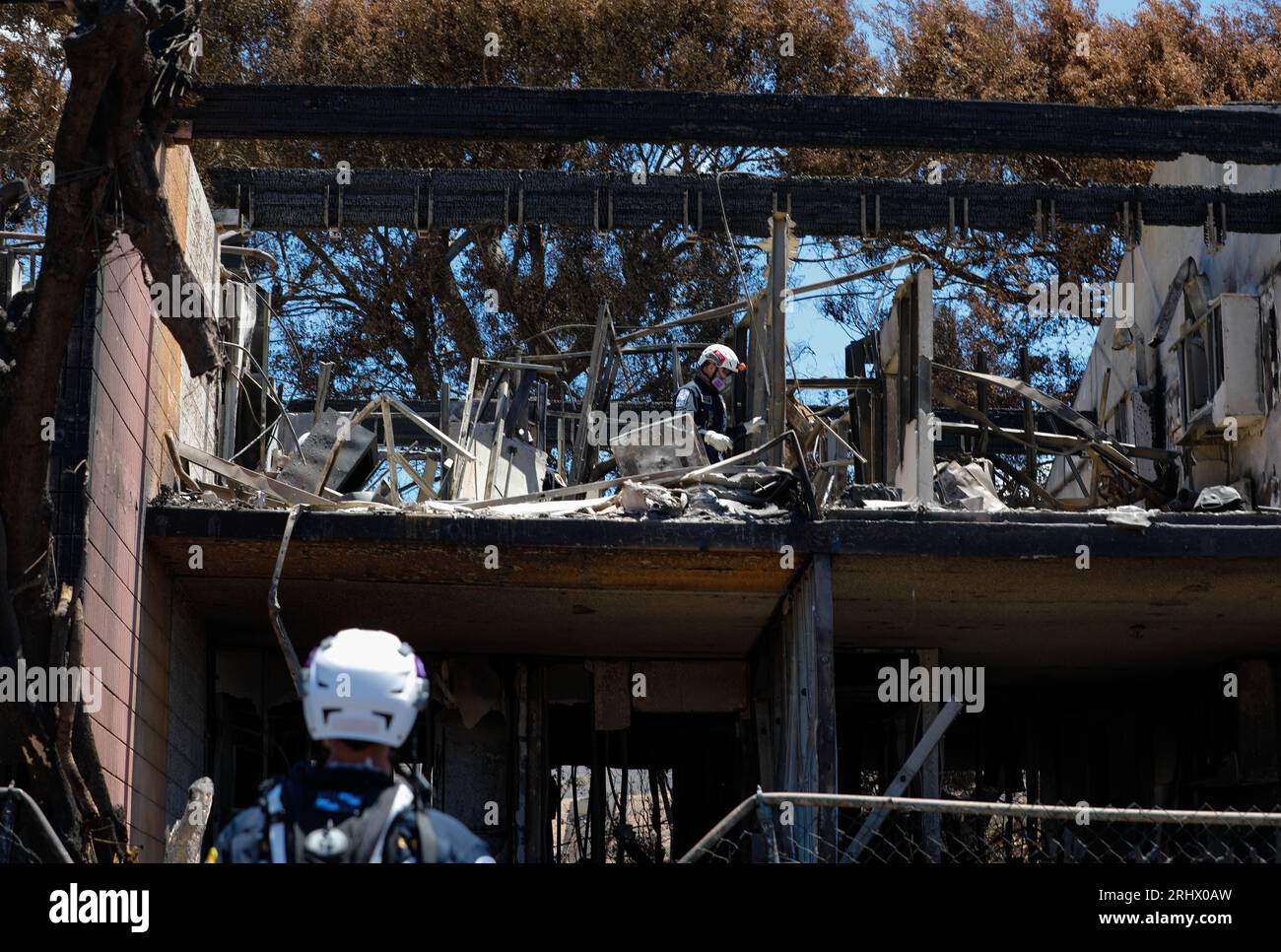 Lahaina, États-Unis. 18 août 2023. Les équipes de récupération urbaine fouillent la zone de brûlage à la recherche de restes humains à la suite des feux de forêt qui ont balayé l'ouest de Maui, le 18 août 2023 à Lahaina, Maui, Hawaii. Les feux de forêt attisés par des vents violents ont tué au moins 100 personnes et détruit des milliers de maisons sur l'île. Crédit : SPC. Sean Walker/États-Unis Garde nationale/Alamy Live News Banque D'Images
