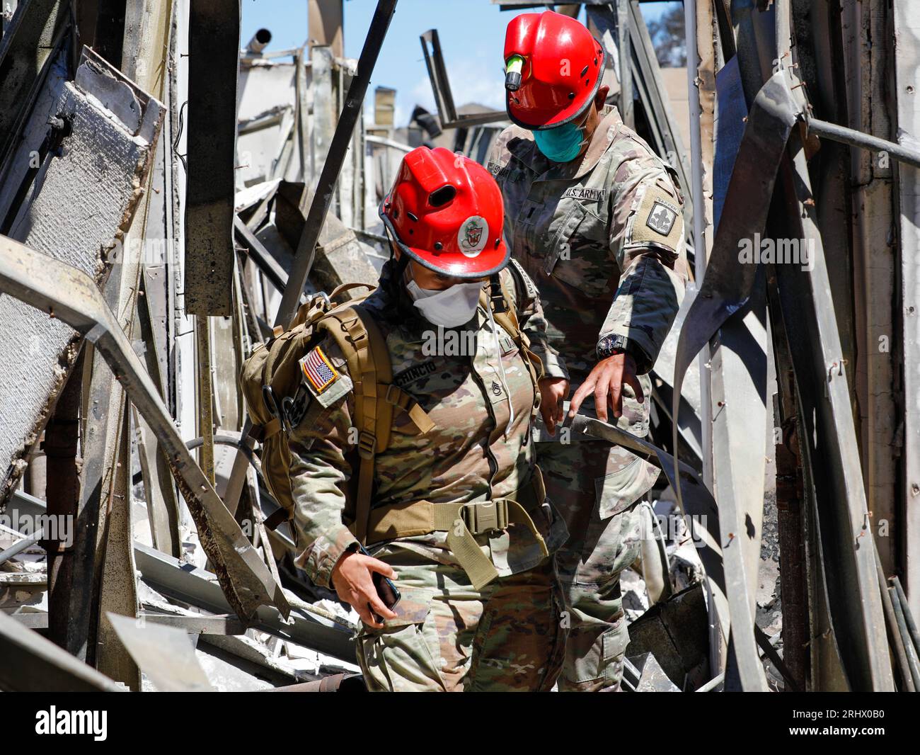 Lahaina, États-Unis. 18 août 2023. Les membres de la Force opérationnelle interarmées 50 fouillent la zone de brûlage à la recherche de restes humains à la suite des feux de forêt qui ont balayé l'ouest de Maui, le 18 août 2023 à Lahaina, Maui, Hawaii. Les feux de forêt attisés par des vents violents ont tué au moins 100 personnes et détruit des milliers de maisons sur l'île. Crédit : SPC. Sean Walker/États-Unis Garde nationale/Alamy Live News Banque D'Images